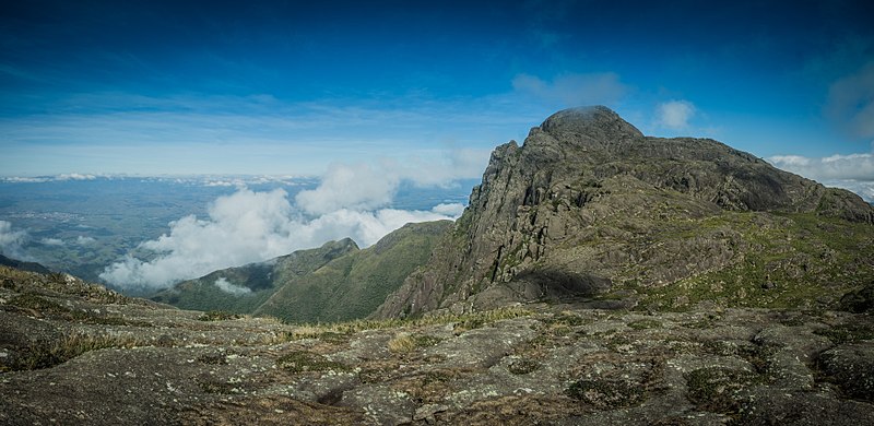 File:Pico dos Marins e Itaguaré 02.jpg