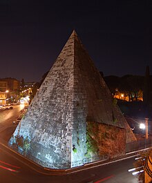 Piramide Cestia (Roma) veduta notturna dalla torre di Porta San Paolo.jpg