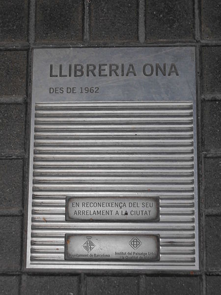 File:Placa Llibreria Ona.JPG