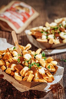 Poutine mit Cheese Curds und Gravy