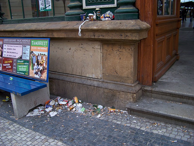 File:Praha Masarykovo nádraží, odpadky u vchodu z Havlíčkovy.jpg