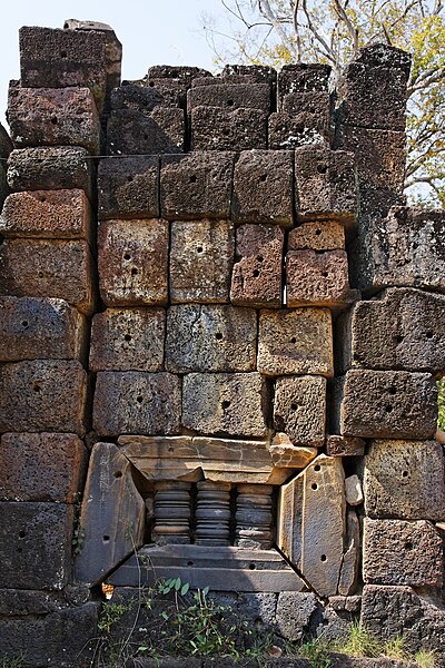 File:Prasat Sa Kamphaeng Noi-001.jpg