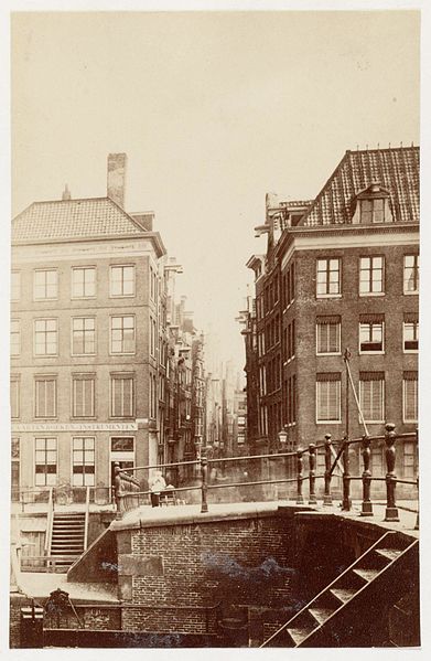 File:Prins Hendrikkade in het midden ingang Nieuwe Brugsteeg, gezien vanaf de Nieuwe Brug 010003002454.jpg