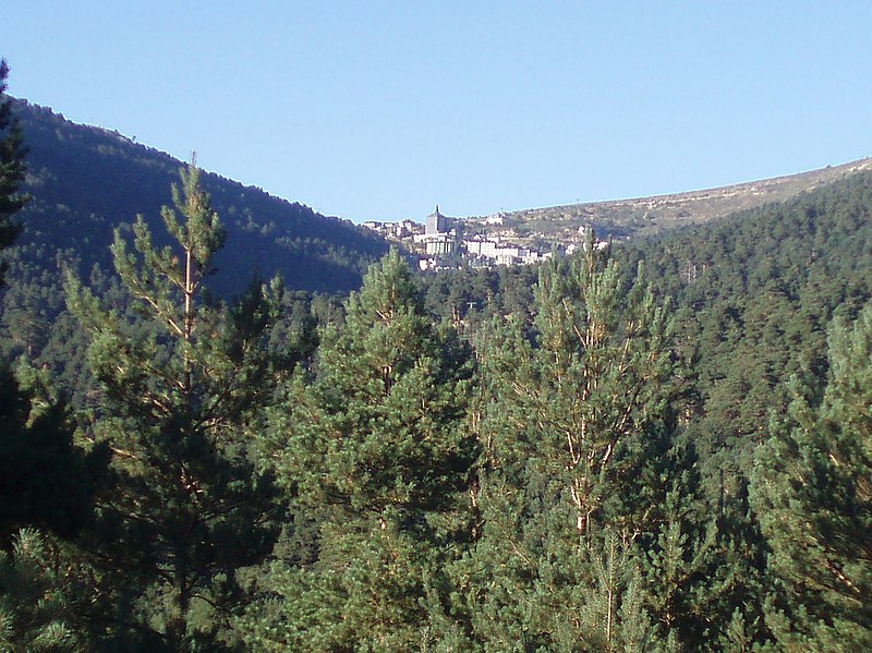 File:Puerto de Navacerrada desde su valle sur.JPG