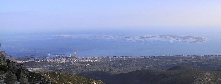 Català: La Punta de la Banya i Sant Carles de la Ràpita vistos des de la Serra del Montsià.