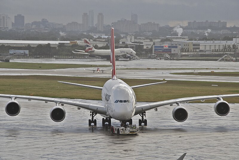 File:Qantas Airbus A380-842; VH-OQA@SYD;06.07.2012 661bh (7744453660).jpg