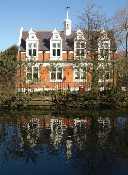 File:Queens Park Public Library - geograph.org.uk - 2861034.jpg