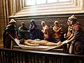 Quimper, cathédrale Saint-Corentin : groupe statuaire Mise au tombeau 1, à 8 personnages datant du XVIe siècle (copie de celle qui orne la crypte de la cathédrale de Bourges)