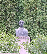 Bustul lui Liviu Rebreanu, aflat în incinta muzeului (monument istoric)