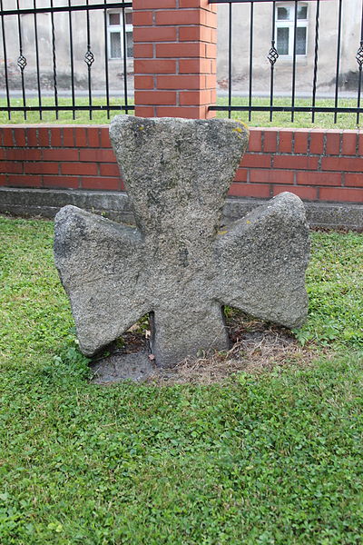 File:Rakoszyce stone cross.JPG