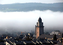 Плауен и кулата на Градското собрание во утринска магла