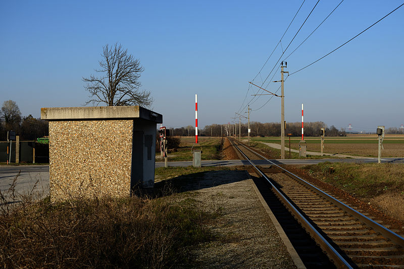 File:Reisenberg-Marienthal Bahnsteig.jpg