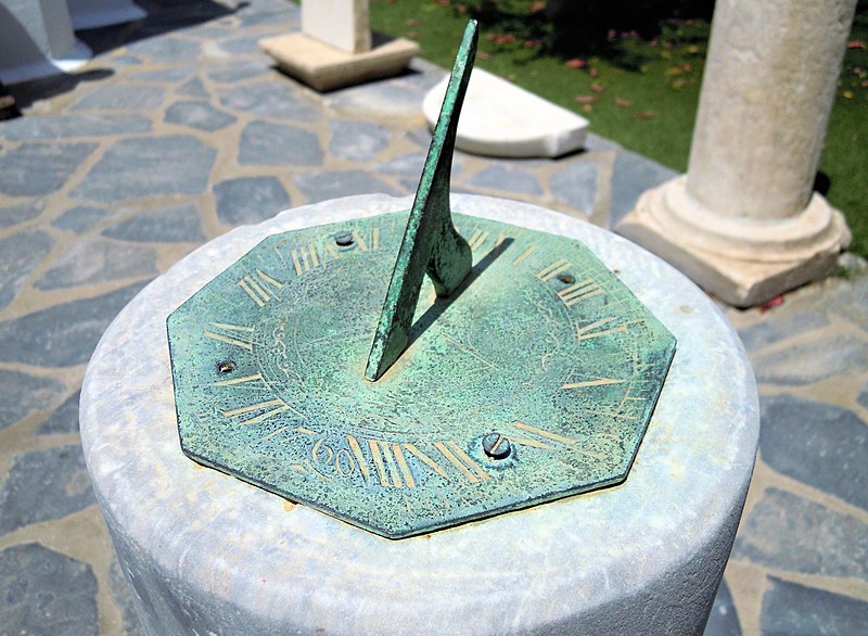 File:Reloj de sol en el Museo Náutico del Mar Egeo (Mýkonos -Grecia-)..jpg