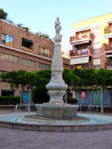 File:Reus - Plaça del Víctor y Font de Neptú 4.jpg