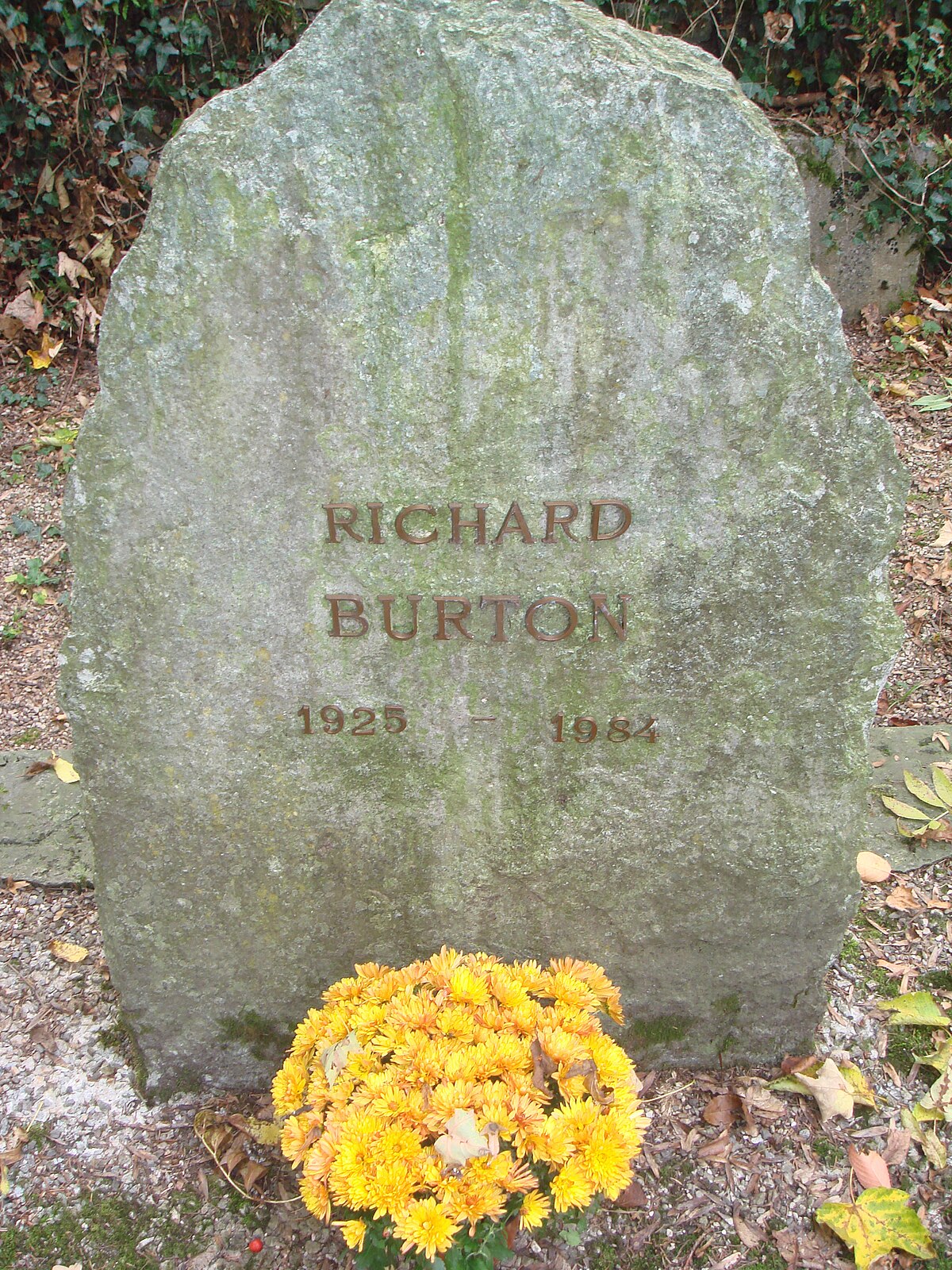 File:Richard Burton grave.jpg - Wikimedia Commons