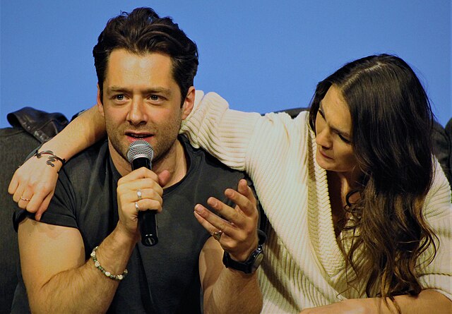 Richard Rankin (L) and Sophie Skelton (R) answer fan questions during a group panel at the Sasnak City Outlander convention on 18 November 2018.