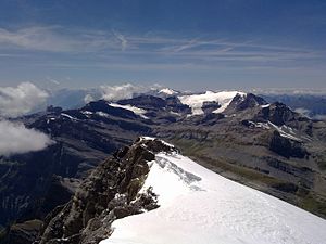 Wildstrubel avec le glacier Wildstrubel (à droite du centre de l'image) depuis l'est, depuis le Rinderhorn