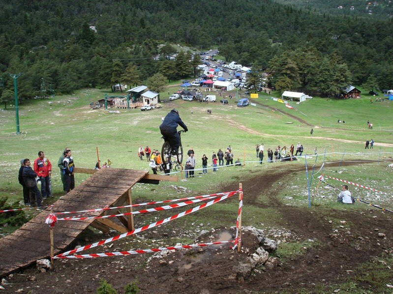 File:Road gap la Moulière 2.JPG