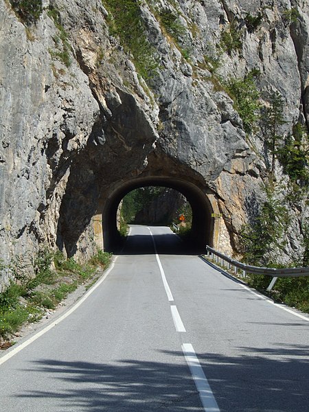 File:Road nr 4 in Montenegro (Tara canyon) - crop.JPG