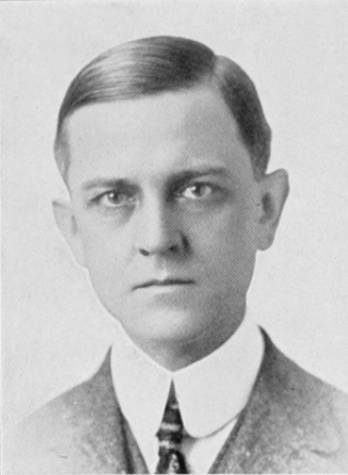 Porträt von Robert Worth Bingham aus dem Jahr 1916, auf dem er mit ernstem Blick in die Kamera schaut.