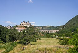 Rocca Albornoz ve Ponte delle Torri - Spoleto.jpg