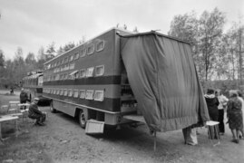 Rolling hotel and a group of German tourists in Heinola on June, 1974 (JOKAIH3D24-2).tif