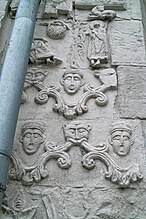 Фрагмент резьбы по камню на внешней стене Георгиевского собора