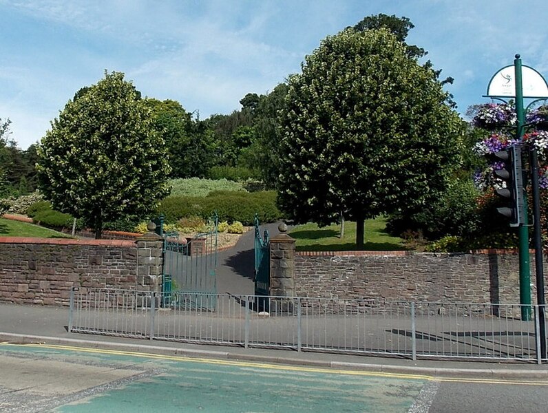 File:SE entrance to Belle Vue Park, Newport - geograph.org.uk - 4068127.jpg