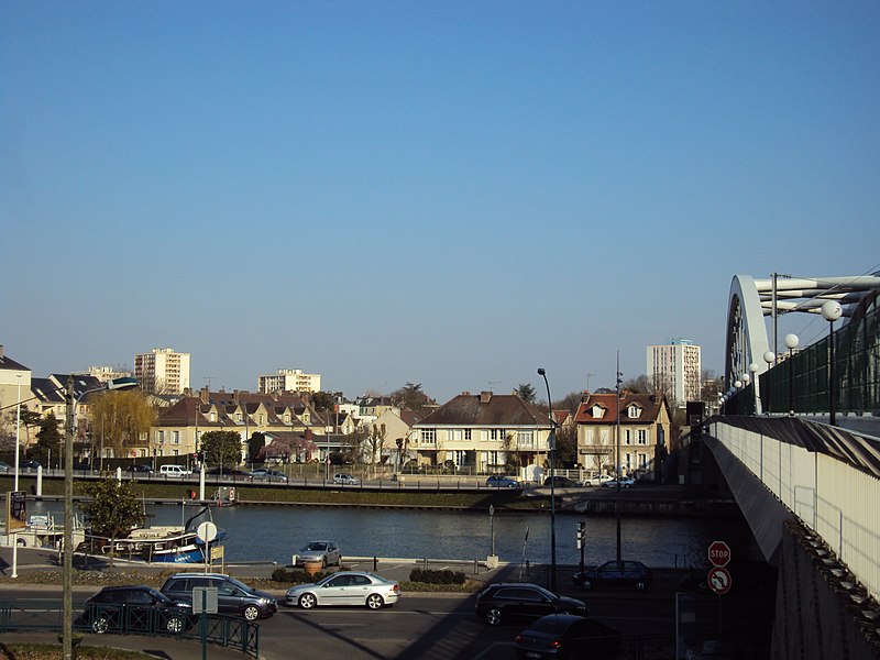 File:Saint-Ouen l'aumone et Oise vu depuis le pont SNCF.JPG