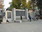 Monumen Gerakan 1 Mac dengan dua patung di sebelahnya di Taman Tapgol, Seoul.