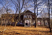 The film's climactic sequence was shot at the abandoned Seaview Hospital on Staten Island. Seaview childrens hospital (4125373614).jpg