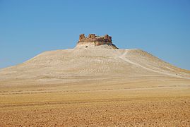 Le très ancien château de Chmémis bâti sur un tell désertique