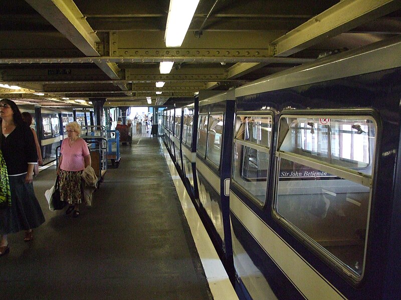 File:Shore station (Southend Pier) look north.JPG