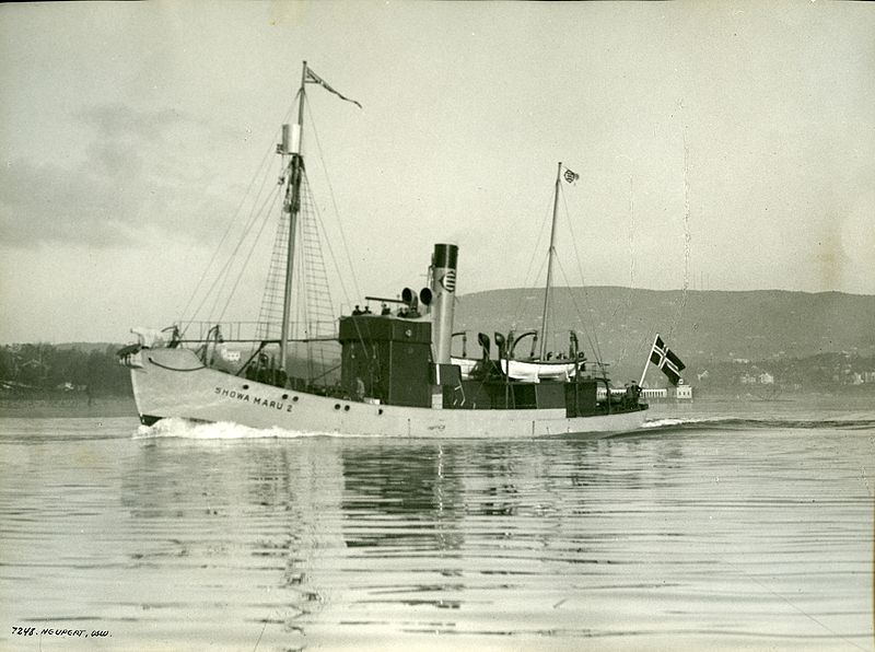 File:Showa Maru 2 whale catcher (NTM 86 2-1946).jpg