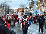 Hoofdpiet draagt het Boek van Sinterklaas onderweg van de boot naar het gemeentehuis in Groningen, 2015