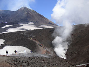 פסגת הר הגעש אטנה ששוכן באיטליה במזרח האי סיציליה. אטנה הוא הר הגעש הפעיל והגבוה ביותר באירופה. גובהו 3,330 מטר.