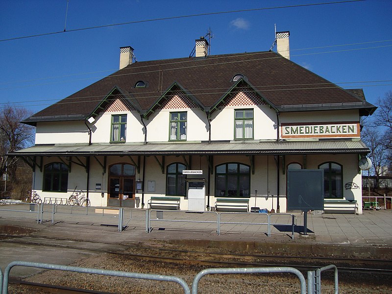 File:Smedjebackens järnvägsstation.jpg