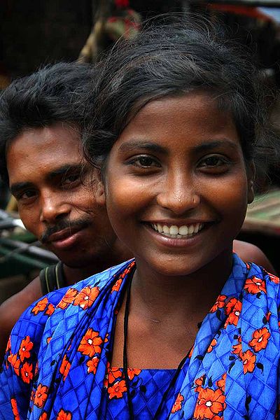 File:Smiling couple in Dhaka.jpg