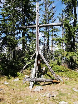 Dřevěný kříž na vrcholu Antýglu
