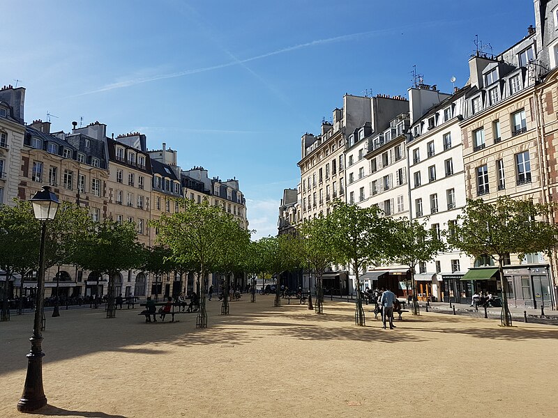 File:Square de la place Dauphine.jpg