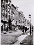 Het begin van de Nieuwe Kerkstraat met nr. 7 + 9, vanaf de Amstel gezien (foto, 1943)