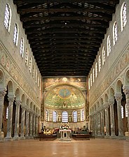 Nave central com cobertura em estrutura de madeira, abside com exedra e galerias abobadadas nas naves laterais.  Santo Apolinário em Classe (Ravenna)