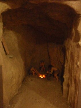 Reconstitution de la grotte d'Azikh au musée historique d'Artsakh (en)