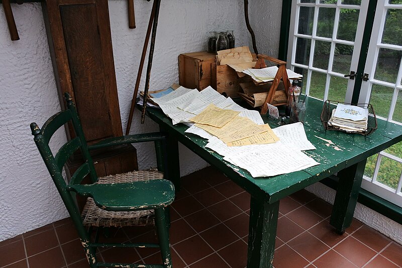 File:Stephen Leacock's Patio Work Table, Orillia.jpg