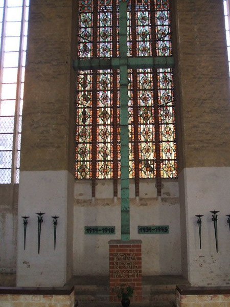 File:Stralsund, Germany, Marienkirche, Gedenkstätte für die Opfer der beiden Weltkriege (2006-09-15).JPG