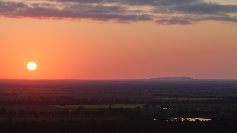 File:Sun and Mount Arapiles.jpg