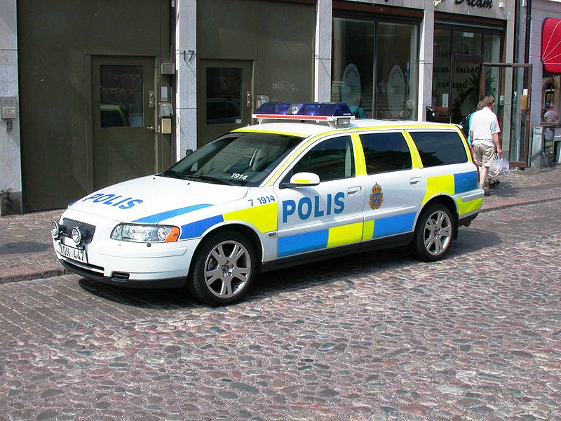 Fil:Swedish patrol car new livery.JPG