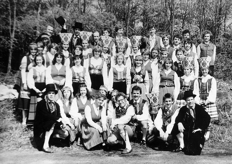 File:TRÜ RKA pärast esinemist Nõos 1981.JPG