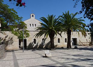 Brotvermehrungskirche, Vorplatz