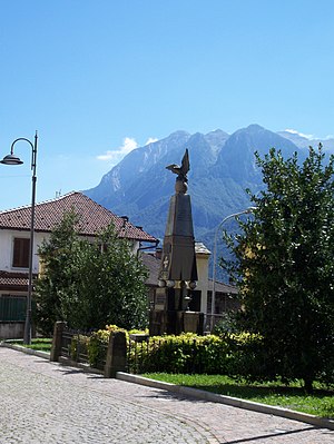 Taceno (Lecco), monumento ai caduti.jpg